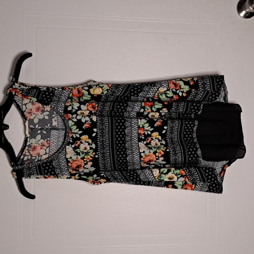 Daily Specials Floral Top Size L